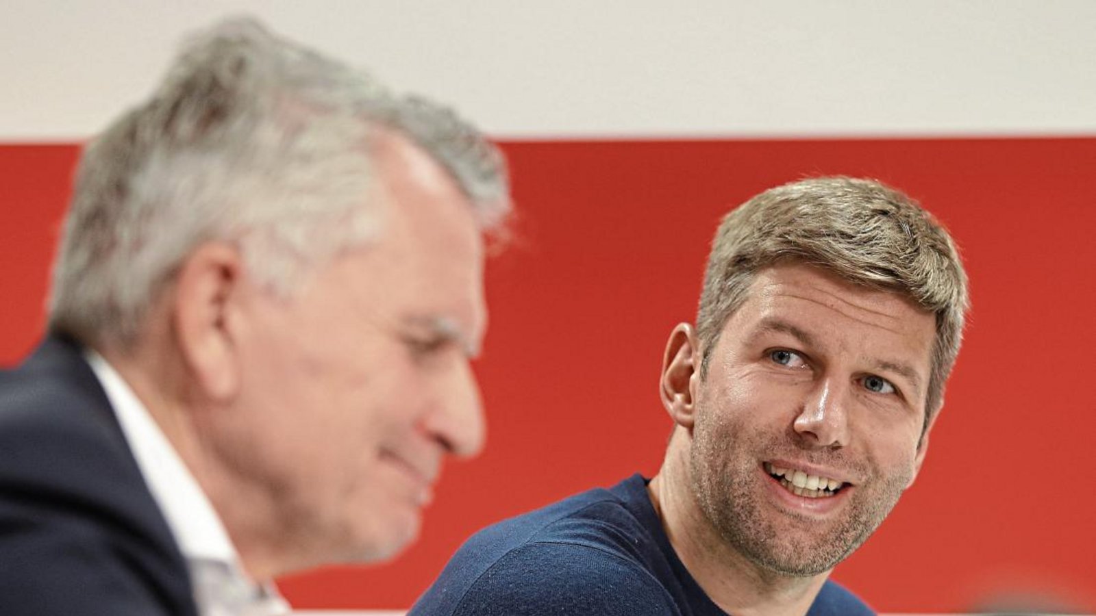 Zuversichtlich schaut der neue Sportvorstand Thomas Hitzlsperger (rechts) auf die Zukunft des VfB um Präsident Wolfgang Dietrich. Foto: Baumann