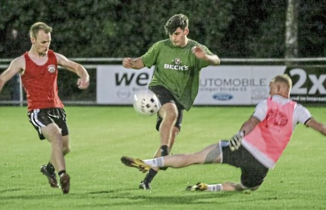 Kicken unter Flutlicht – hier die Beck’s Bombers (in Grün) gegen Sand in der Muff. Foto: Simecek