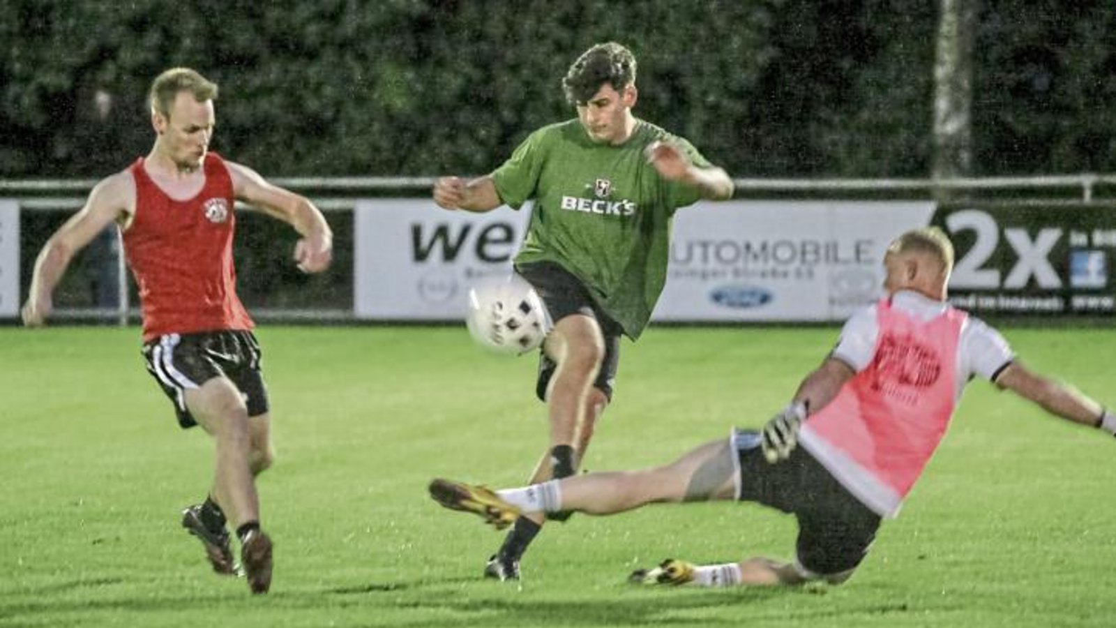 Kicken unter Flutlicht – hier die Beck’s Bombers (in Grün) gegen Sand in der Muff. Foto: Simecek Kicken unter Flutlicht – hier die Beck’s Bombers (in Grün) gegen Sand in der Muff. Foto: Simecek