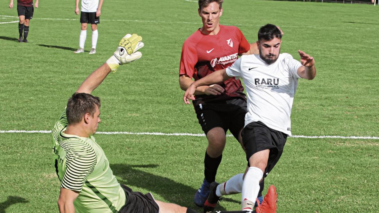 SVH-Torwart Robin Brosi klärt kurz vor der Halbzeitpause gegen Fatih Arslan (rechts) erst mit dem Fuß und sichert sich den Ball dann im Nachfassen. Der Enzweihinger war Mario Vehlgut (Mitte) entwischt. Foto: Nachreiner SVH-Torwart Robin Brosi klärt kurz vor der Halbzeitpause gegen Fatih Arslan (rechts) erst mit dem Fuß und sichert sich den Ball dann im Nachfassen. Der Enzweihinger war Mario Vehlgut (Mitte) entwischt. Foto: Nachreiner