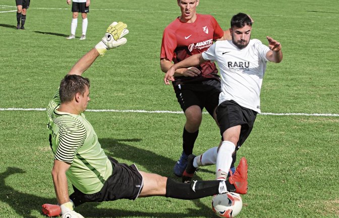 SVH-Torwart Robin Brosi klärt kurz vor der Halbzeitpause gegen Fatih Arslan (rechts) erst mit dem Fuß und sichert sich den Ball dann im Nachfassen. Der Enzweihinger war Mario Vehlgut (Mitte) entwischt. Foto: Nachreiner