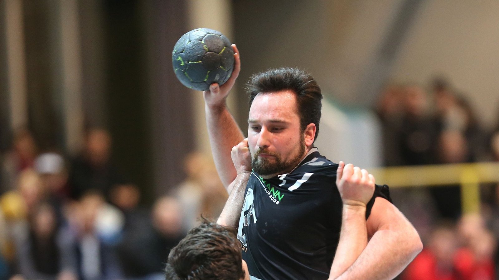 Jahrelang hat Jan-David Riedmüller (rechts) mit dem CVJM Enzweihingen in der Lindenhalle gespielt. Am Samstag ist wieder Dreikönigsturnier beim TSV Wiernsheim. Foto: Küppers
