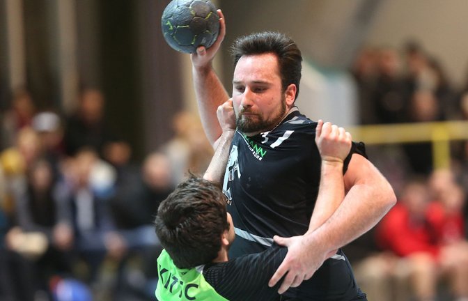 Jahrelang hat Jan-David Riedmüller (rechts) mit dem CVJM Enzweihingen in der Lindenhalle gespielt. Am Samstag ist wieder Dreikönigsturnier beim TSV Wiernsheim. <span class='image-autor'>Foto: Küppers</span>