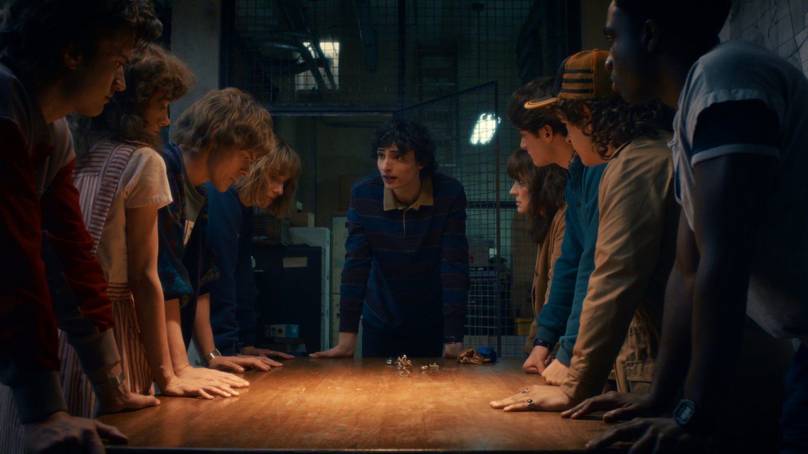 In Staffel 5 kommt die Gruppe um Mike Wheeler (Finn Wolfhard, Mitte) wieder zusammen.Foto: 2025 Netflix, Inc.