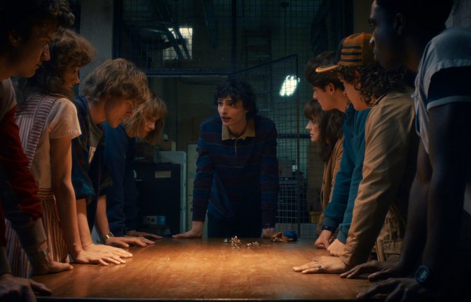 In Staffel 5 kommt die Gruppe um Mike Wheeler (Finn Wolfhard, Mitte) wieder zusammen.<span class='image-autor'>Foto: 2025 Netflix, Inc.</span>