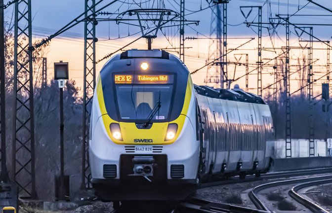 Ein Mann soll sich am Samstag in einem Metropolexpress nach Tübingen  mit der Hand in seiner Hose immer wieder in die Nähe einer 18-Jährigen begeben haben. (Symbolbild)<span class='image-autor'>Foto: imago/Arnulf Hettrich</span>