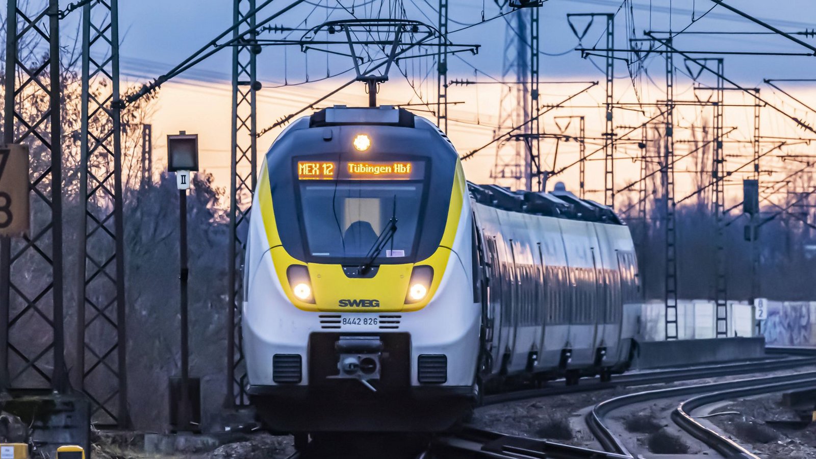 Ein Mann soll sich am Samstag in einem Metropolexpress nach Tübingen  mit der Hand in seiner Hose immer wieder in die Nähe einer 18-Jährigen begeben haben. (Symbolbild)Foto: imago/Arnulf Hettrich