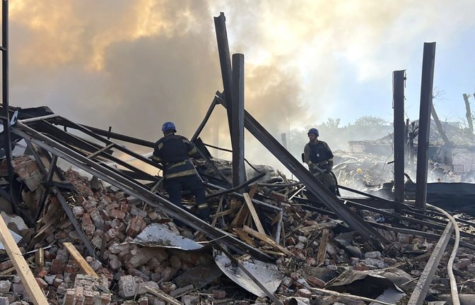 Rettungskräfte löschen einen Brand nach einem Angriff. (Archivbild)<span class='image-autor'>Foto: dpa/Uncredited</span>