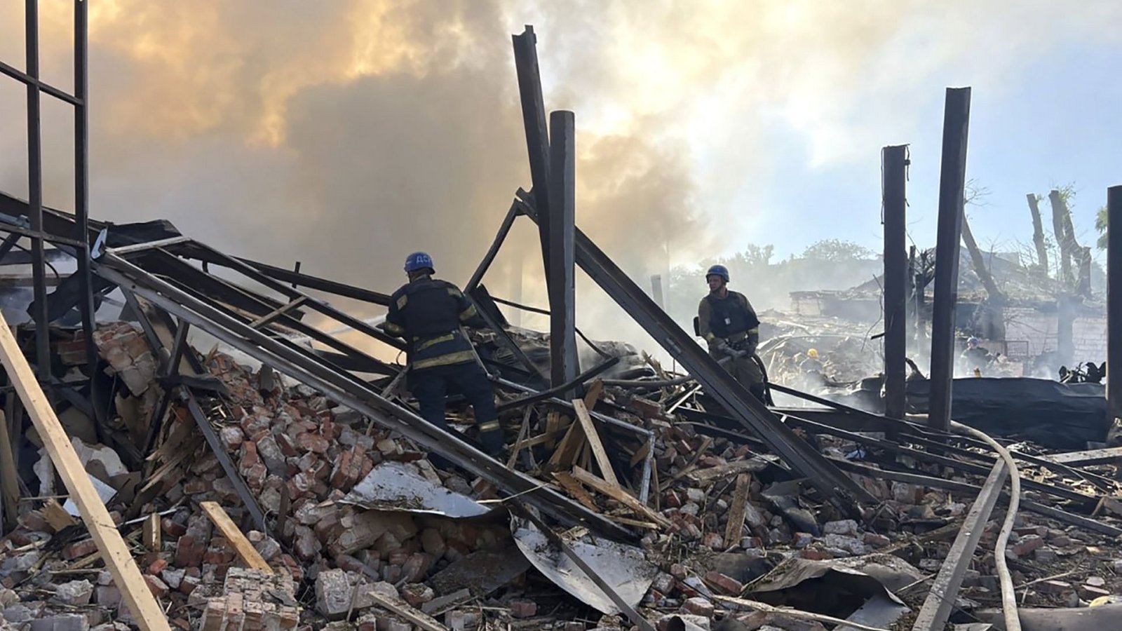 Rettungskräfte löschen einen Brand nach einem Angriff. (Archivbild)Foto: dpa/Uncredited Rettungskräfte löschen einen Brand nach einem Angriff. (Archivbild)Foto: dpa/Uncredited