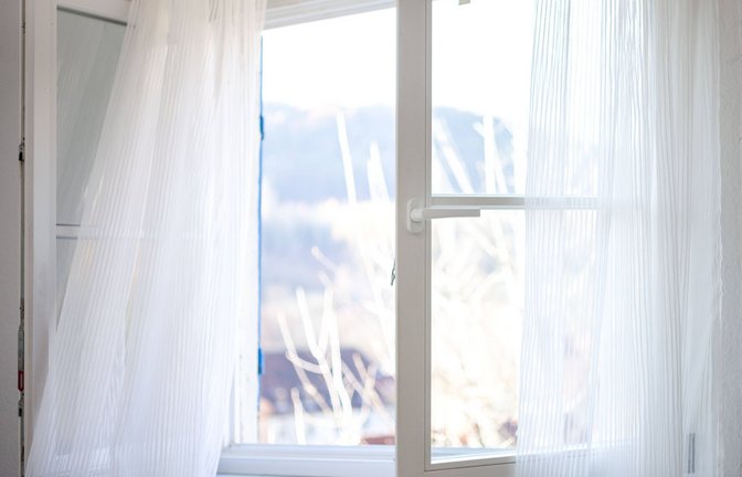 Das Fenster lieber ganz öffnen als „auf Kipp“ zu stellen.<span class='image-autor'>Foto: IMAGO/Roman Möbius/IMAGO/Roman Möbius</span>