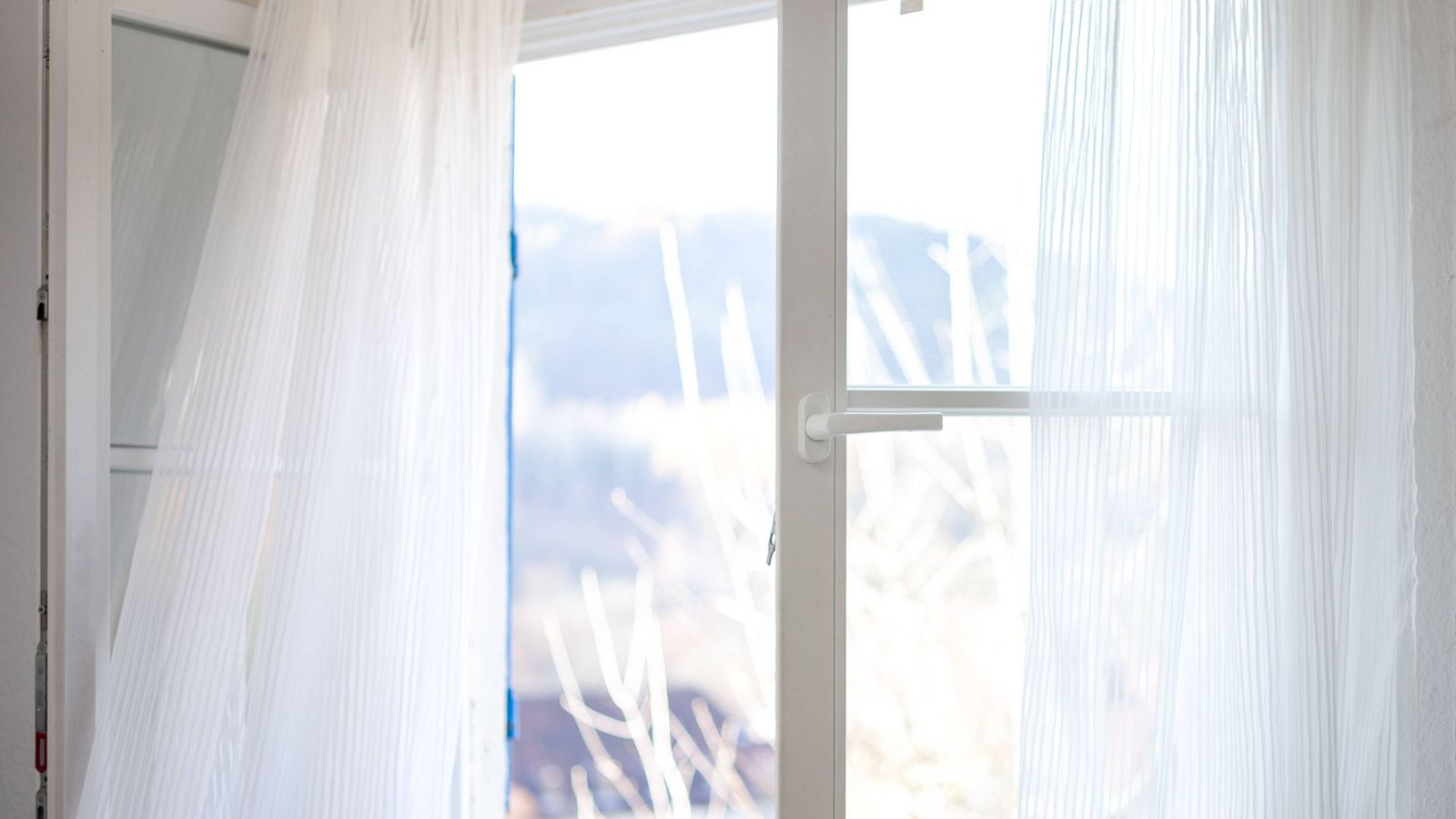 Das Fenster lieber ganz öffnen als „auf Kipp“ zu stellen.Foto: IMAGO/Roman Möbius/IMAGO/Roman Möbius Das Fenster lieber ganz öffnen als „auf Kipp“ zu stellen.Foto: IMAGO/Roman Möbius/IMAGO/Roman Möbius
