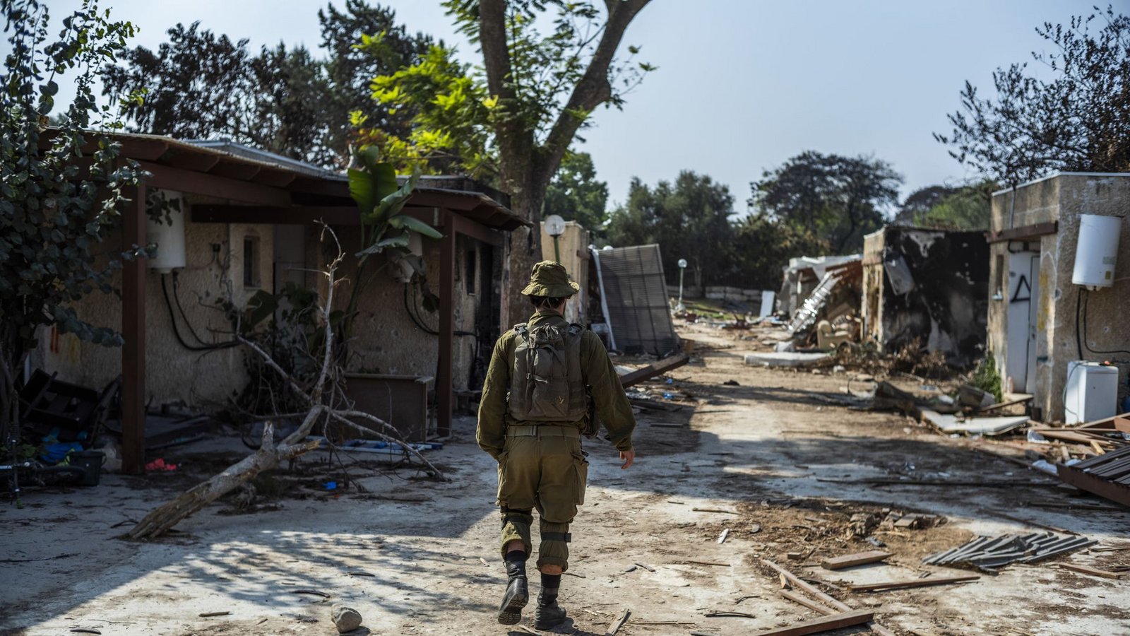 Ein israelischer Soldat geht an zerstörten Häusern im Kibbuz Kfar Aza vorbei. Der Kibbuz war im Oktober 2023 von Hamas-Terroristen angegriffen worden. Viele Bewohner wurden ermordet.Foto: dpa/Ilia Yefimovich