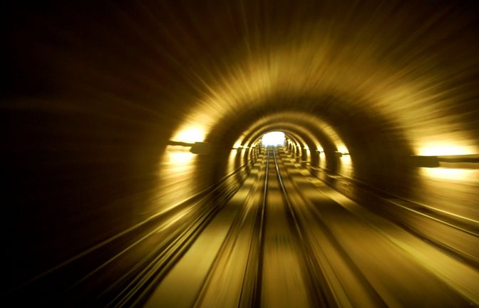 Die Mädchen liefen mit Taschenlampen bewaffnet durch den Tunnel. (Symbolbild)<span class='image-autor'>Foto: IMAGO/Panthermedia/TimB via imago-images.de</span>