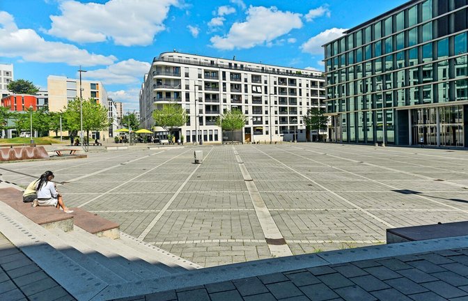 Im Hochsommer ist der Pariser Platz ein Ort mit wenig Schatten.<span class='image-autor'>Foto: Lg/Max Kovalenko</span>