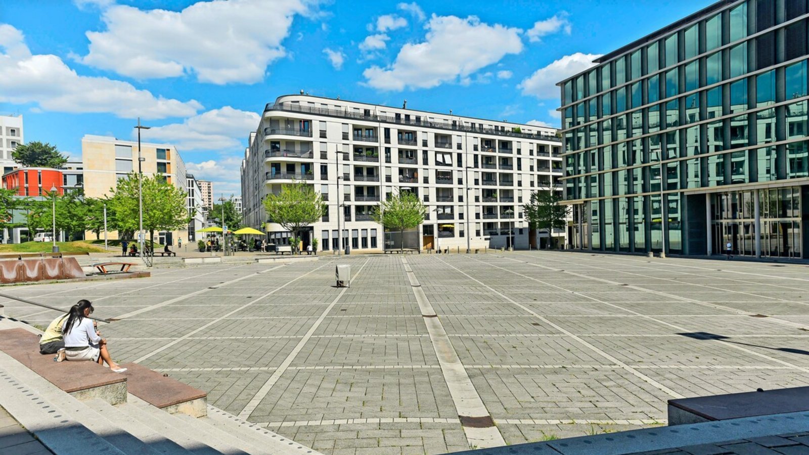 Im Hochsommer ist der Pariser Platz ein Ort mit wenig Schatten.Foto: Lg/Max Kovalenko