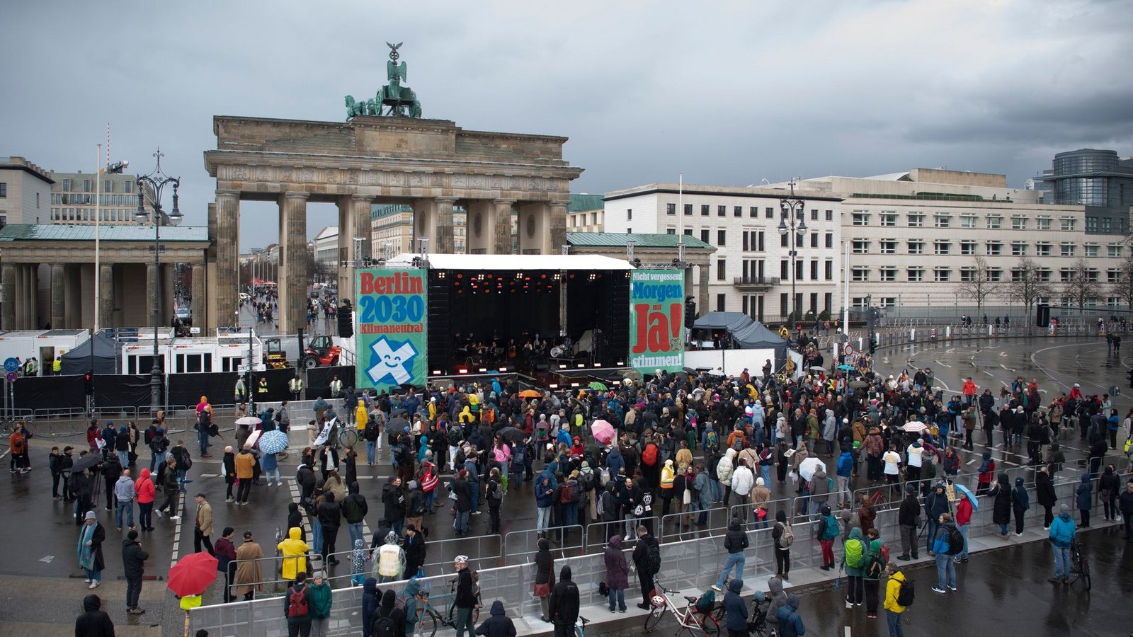 Zum Auftakt des "Berlin Climate Aid" Konzert hatten sich nur wenige Menschen am Brandenburger Tor eingefunden.Foto: Paul Zinken/dpa