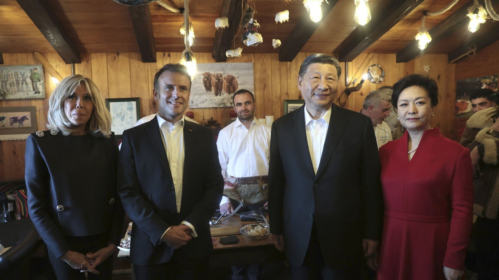 Das Ehepaar Macron (links) empfängt das Ehepaar Xi.Foto: dpa/Aurelien Morissard