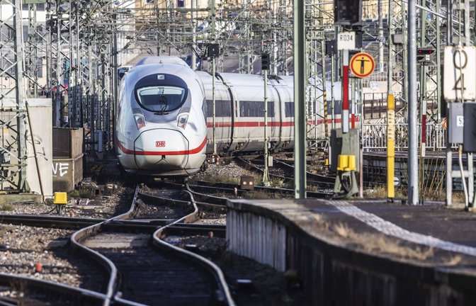 Der Unfall wirkte sich auf den Bahnverkehr von Stuttgart nach München aus.<span class='image-autor'>Foto: IMAGO/Arnulf Hettrich/IMAGO/Arnulf Hettrich</span>