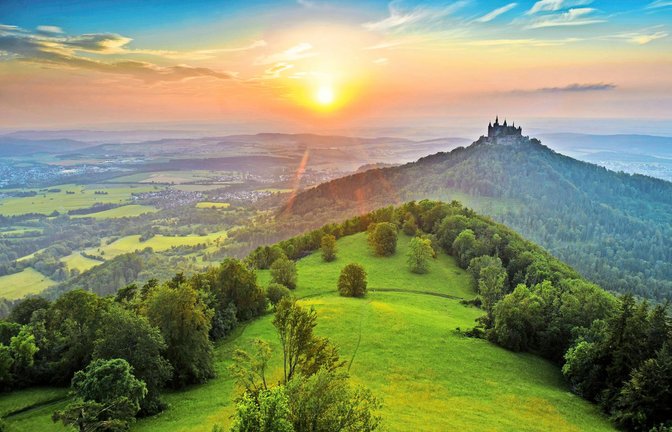 Weithin sichtbar thront die Burg Hohenzollern auf einem Vorberg der Schwäbischen Alb.<span class='image-autor'>Foto: Imago//Daniel Schoenen</span>