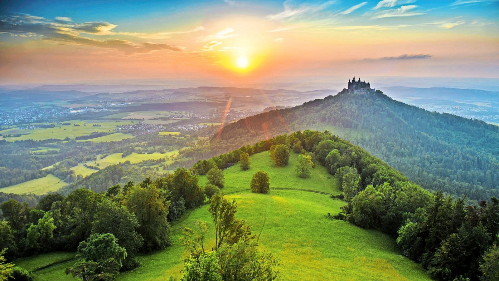 Weithin sichtbar thront die Burg Hohenzollern auf einem Vorberg der Schwäbischen Alb.Foto: Imago//Daniel Schoenen