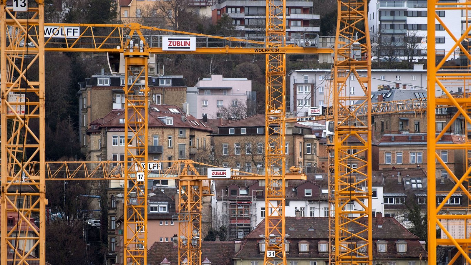 Abreißen und neu bauen oder lieber umbauen, weiterbauen? Darüber und wie sich die Arbeitswelt verändert, wird Thema des Architektenkongresses Archikon in Stuttgart.Foto: dpa/Marijan Murat Abreißen und neu bauen oder lieber umbauen, weiterbauen? Darüber und wie sich die Arbeitswelt verändert, wird Thema des Architektenkongresses Archikon in Stuttgart.Foto: dpa/Marijan Murat