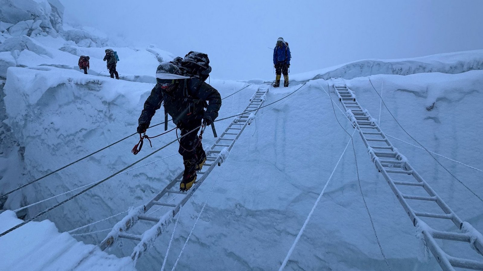 Am Evererst ist der Aufstieg mit Fixseilen und Leitern vorbereitet. (Symbolbild)Foto: Pasang Rinzee Sherpa/AP/dpa Am Evererst ist der Aufstieg mit Fixseilen und Leitern vorbereitet. (Symbolbild)Foto: Pasang Rinzee Sherpa/AP/dpa
