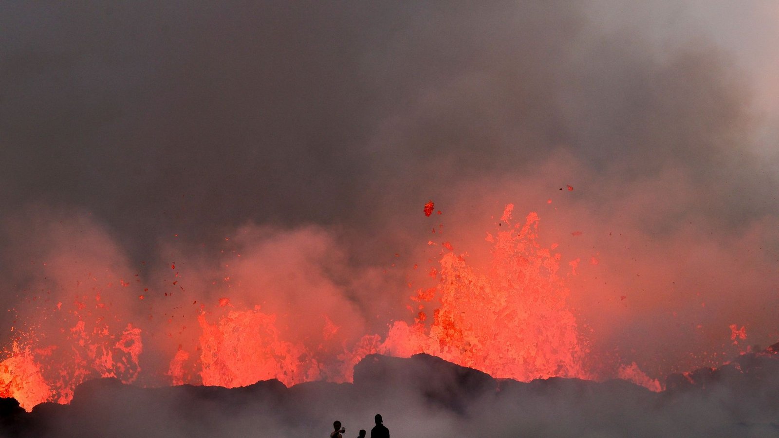 Das Gebiet befindet sich auf der dünn besiedelten Halbinsel Reykjanes im Südwesten Islands – rund 30 km südwestlich der Haupstadt  Reykjavík. Aus einer rund  200 Meter langen Spalte tritt seitdem   Lava aus, wie  die isländische Wetterbehörde Vedurstofa mitteiltFoto: AFP/Kristin Magnusson