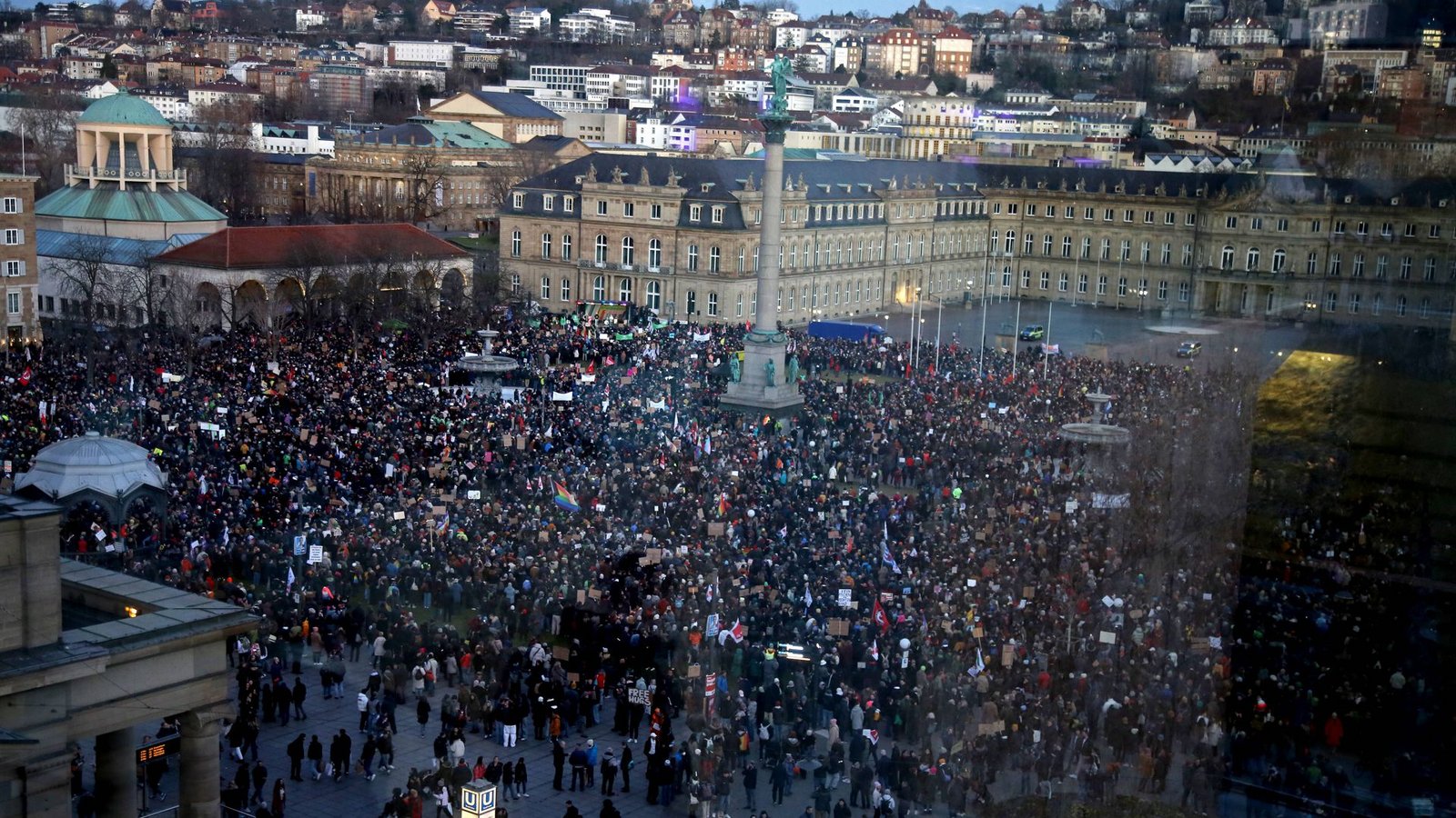 Demokratie lebt von Beteiligung – wie hier bei einer Demonstration gegen den Rechtsruck in Stuttgart. Engagement fordert heraus – viele Menschen nehmen diese Mühen in Kauf.Foto: IMAGO/Wilhelm Mierendorf Demokratie lebt von Beteiligung – wie hier bei einer Demonstration gegen den Rechtsruck in Stuttgart. Engagement fordert heraus – viele Menschen nehmen diese Mühen in Kauf.Foto: IMAGO/Wilhelm Mierendorf
