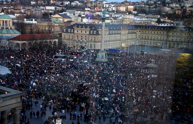 Demokratie lebt von Beteiligung – wie hier bei einer  Demonstration gegen den Rechtsruck in Stuttgart. Engagement fordert heraus – viele Menschen nehmen diese Mühen in Kauf.<span class='image-autor'>Foto: IMAGO/Wilhelm Mierendorf</span>