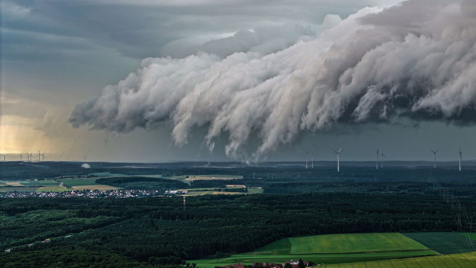 Nach der Vorhersage des DWD können in Baden-Württemberg in den kommenden Tagen örtlich Gewitter aufziehen.Foto: Jason Tschepljakow/dpa/Jason Tschepljakow