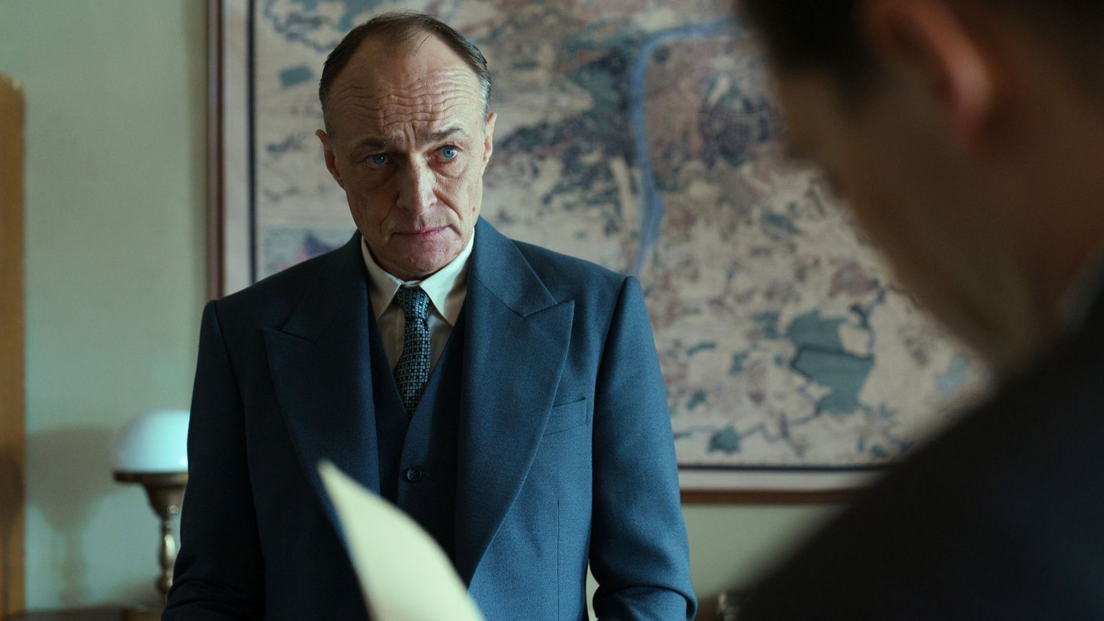 Beran (Karel Dobrý) beauftragt seinen Assistenten  Jan Morava (Jonas Nay, r.) mit einer schwierigen Aufgabe.Foto: ARD Degeto Film/NDR/Servus TV/Ca