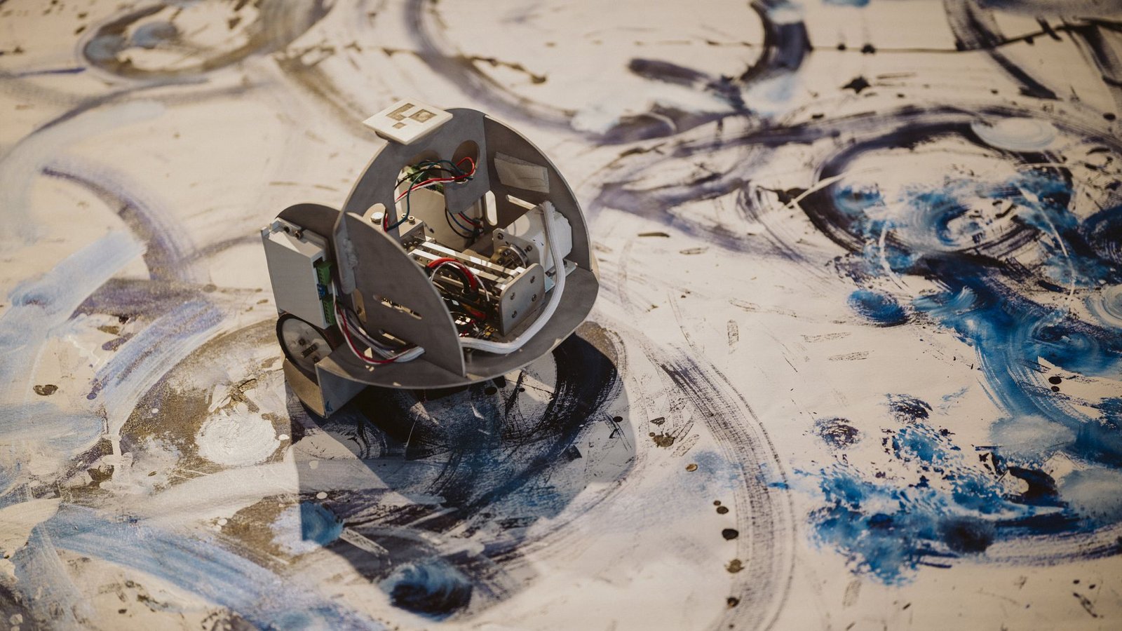 Ein malender Roboter: zu sehen gibt es das im Kunstverein in Heilbronn.Foto: Nico Kurth Ein malender Roboter: zu sehen gibt es das im Kunstverein in Heilbronn.Foto: Nico Kurth