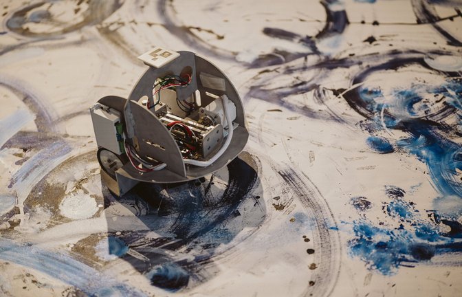 Ein malender Roboter: zu sehen gibt es das im Kunstverein in Heilbronn.<span class='image-autor'>Foto: Nico Kurth</span>