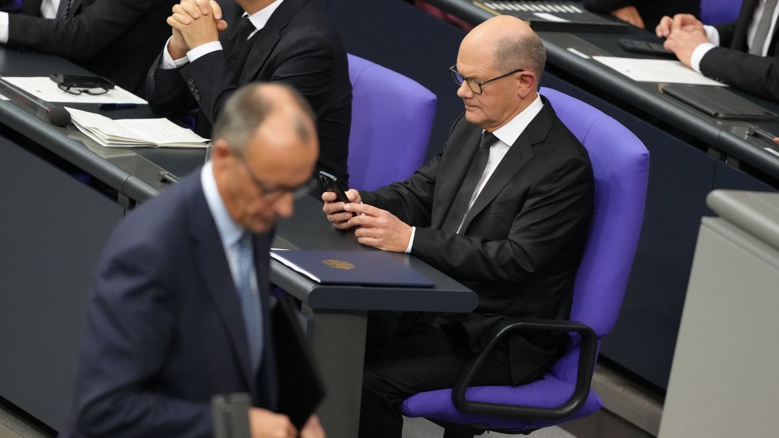Merz (CDU) und Scholz (SPD) streben in unterschiedliche Richtungen.Foto: dpa/Kay Nietfeld Merz (CDU) und Scholz (SPD) streben in unterschiedliche Richtungen.Foto: dpa/Kay Nietfeld