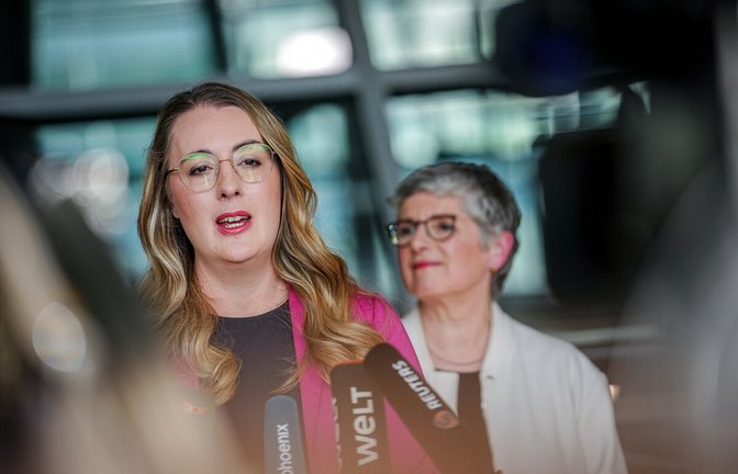 Mit eindeutigen Worten: die Grünen-Fraktionschef Katharina Dröge und Britta Haßelmann im BundestagMit eindeutigen Worten: die Grünen-Fraktionschef Katharina Dröge und Britta Haßelmann im Bundestag<span class='image-autor'>Foto: dpa/Kay Nietfeld</span>