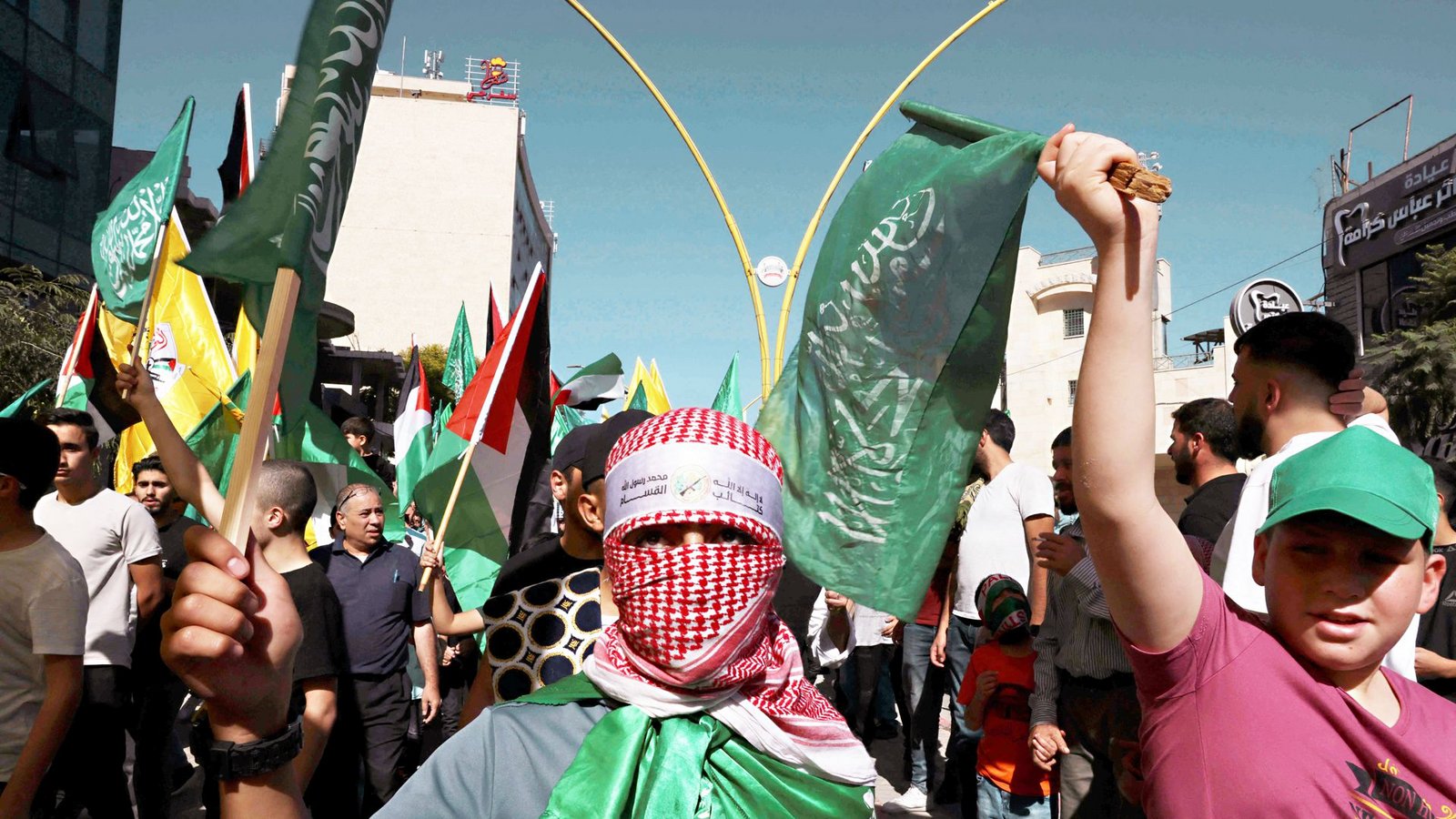 Palästinensische Unterstützer der Hamas bei einer Protestaktion in der Stadt Hebron im WestjordanlandFoto: AFP/HAZEM BADER Palästinensische Unterstützer der Hamas bei einer Protestaktion in der Stadt Hebron im WestjordanlandFoto: AFP/HAZEM BADER