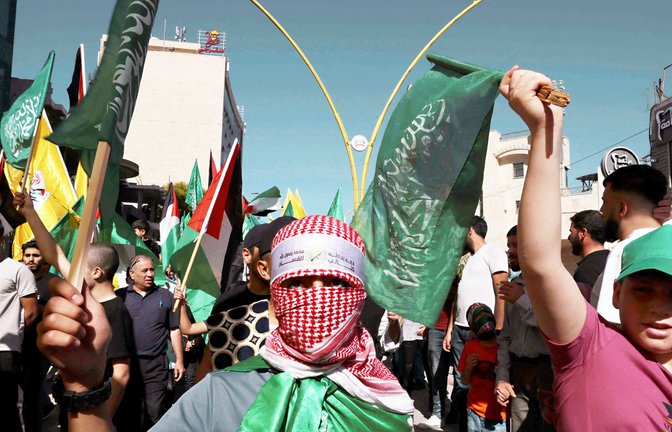 Palästinensische Unterstützer der Hamas bei einer Protestaktion in der Stadt Hebron im Westjordanland<span class='image-autor'>Foto: AFP/HAZEM BADER</span>
