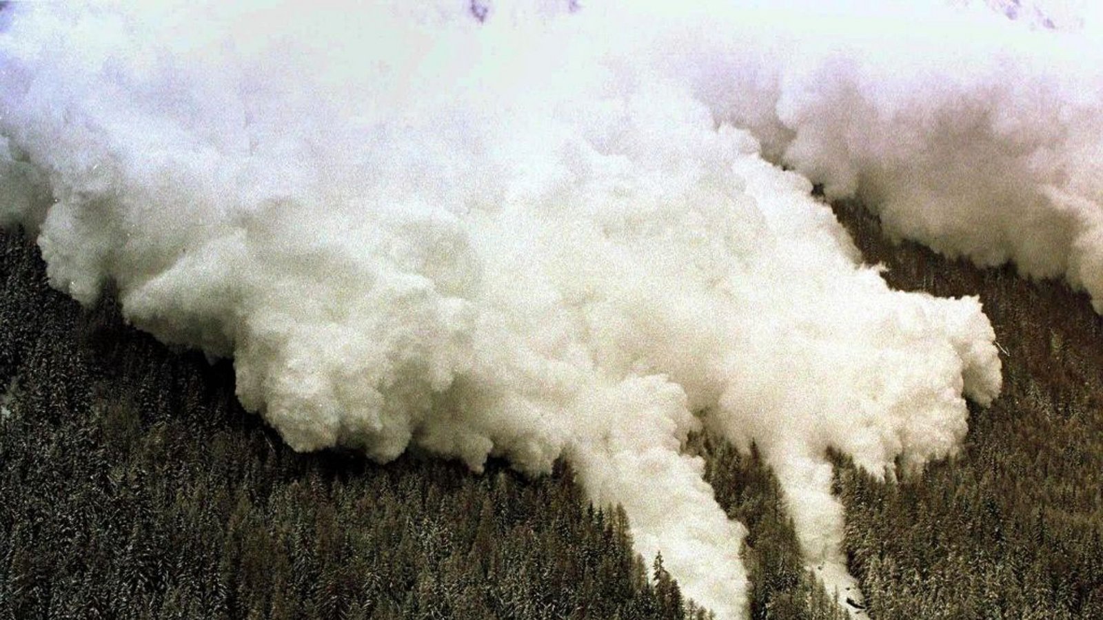 1999/2000: Im Lawinenwinter 1999 kam es in weiten Teilen des Alpenraums von den französischen Hochalpen über die Schweiz bis nach Tirol zu zahllosen Lawinenniedergängen mit teilweise katastrophalen Folgen.Foto: dpa 1999/2000: Im Lawinenwinter 1999 kam es in weiten Teilen des Alpenraums von den französischen Hochalpen über die Schweiz bis nach Tirol zu zahllosen Lawinenniedergängen mit teilweise katastrophalen Folgen.Foto: dpa