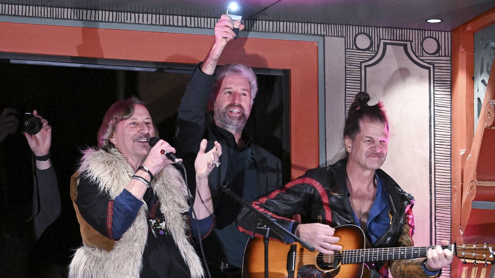 Das Mini-Konzert vom Tübinger Rathausbalkon im Dezember 2024 mit Dieter Thomas Kuhn (li.), Tübingens OB Boris Palmer (Mitte) und Gitarrist Philipp Feldtkeller.Foto: imago/Ulmer/Teamfoto Das Mini-Konzert vom Tübinger Rathausbalkon im Dezember 2024 mit Dieter Thomas Kuhn (li.), Tübingens OB Boris Palmer (Mitte) und Gitarrist Philipp Feldtkeller.Foto: imago/Ulmer/Teamfoto