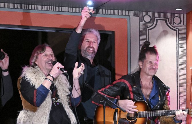 Das Mini-Konzert vom Tübinger Rathausbalkon im Dezember 2024 mit Dieter Thomas Kuhn (li.), Tübingens OB Boris Palmer (Mitte) und Gitarrist Philipp Feldtkeller.<span class='image-autor'>Foto: imago/Ulmer/Teamfoto</span>