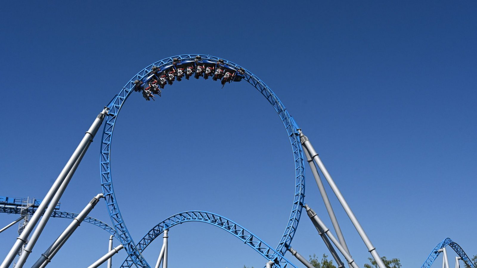 Furchteinflößend aber auch beliebt bei Besuchern des Europaparks war dieses Jahr die „blue fire Megacoster“-Katapultachterbahn. Die Themen, unter denen dieses Fahrgeschäft läuft, sind Beschleunigung (2,5 Sekunden von 0 auf 100 Kilometern pro Stunde) und Loopings. In hoher Geschwindigkeit geht es vorbei an zerklüfteten Landschaften.Foto: imago /Petra Schneider Furchteinflößend aber auch beliebt bei Besuchern des Europaparks war dieses Jahr die „blue fire Megacoster“-Katapultachterbahn. Die Themen, unter denen dieses Fahrgeschäft läuft, sind Beschleunigung (2,5 Sekunden von 0 auf 100 Kilometern pro Stunde) und Loopings. In hoher Geschwindigkeit geht es vorbei an zerklüfteten Landschaften.Foto: imago /Petra Schneider