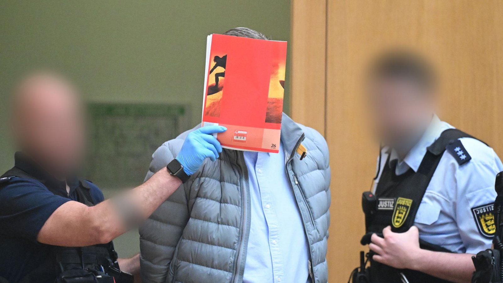 Alexander Quade wird am 29. April zum ersten Mal in den Saal 1 der Außenstelle des Stuttgarter Oberlandesgerichts in Stammheim geführt.Foto: Bernd Weißbrod/dpa