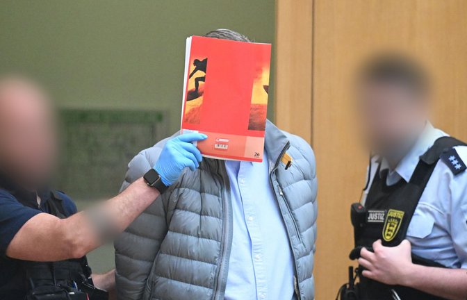Alexander Quade wird am 29. April zum ersten Mal in den Saal 1 der Außenstelle des Stuttgarter Oberlandesgerichts in Stammheim geführt.<span class='image-autor'>Foto: Bernd Weißbrod/dpa</span>