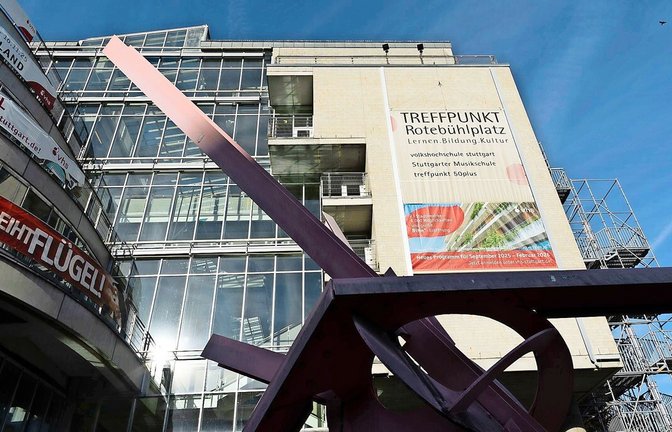 Der Treffpunkt Rotebühlplatz muss saniert werden. Wann das geschieht, was das kostet und wo die Volkshochschule und die Musikschule vorübergehend hinziehen, ist noch nicht klar.<span class='image-autor'>Foto: Lichtgut/Leif Piechowski</span>