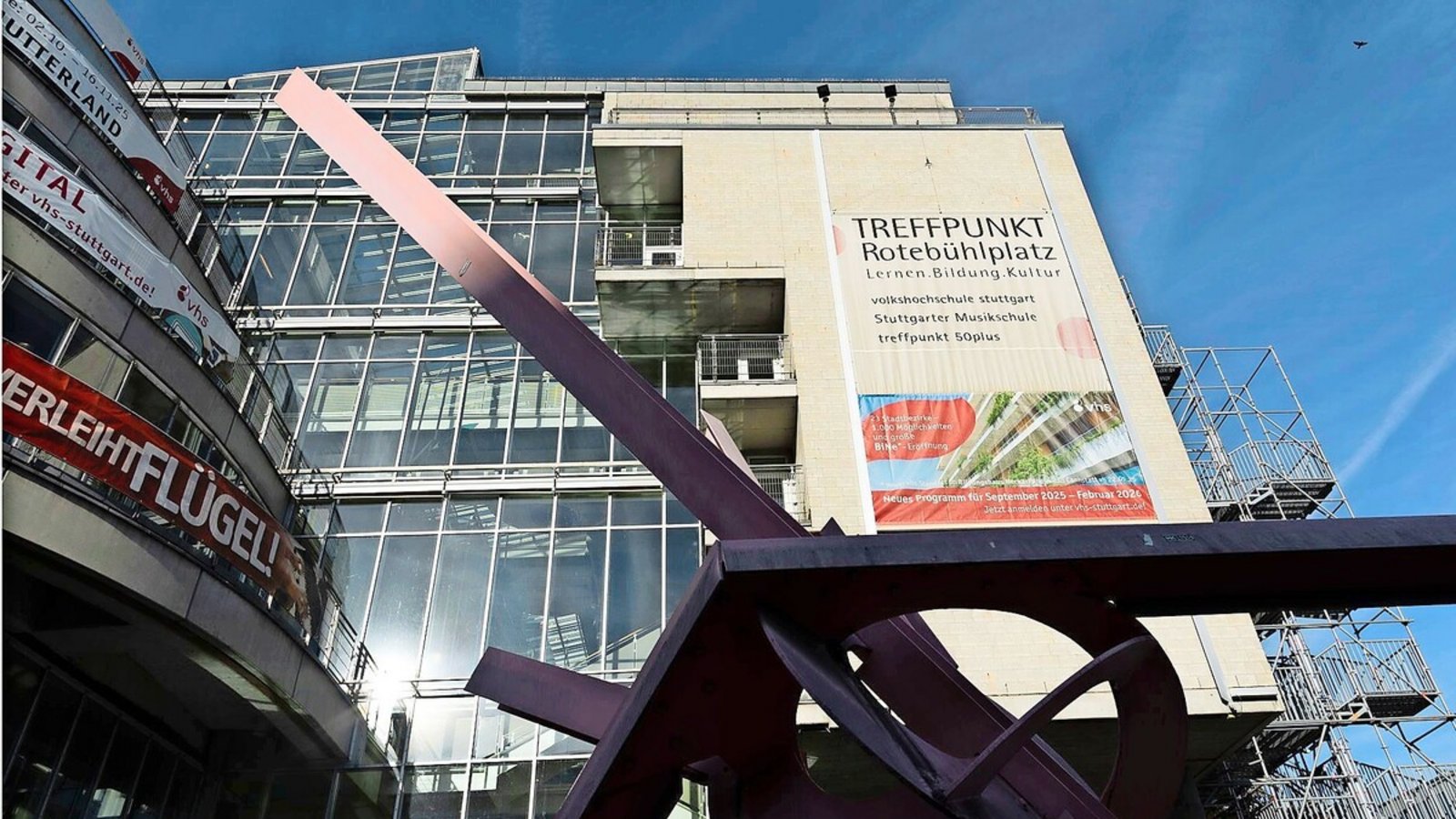 Der Treffpunkt Rotebühlplatz muss saniert werden. Wann das geschieht, was das kostet und wo die Volkshochschule und die Musikschule vorübergehend hinziehen, ist noch nicht klar.Foto: Lichtgut/Leif Piechowski Der Treffpunkt Rotebühlplatz muss saniert werden. Wann das geschieht, was das kostet und wo die Volkshochschule und die Musikschule vorübergehend hinziehen, ist noch nicht klar.Foto: Lichtgut/Leif Piechowski