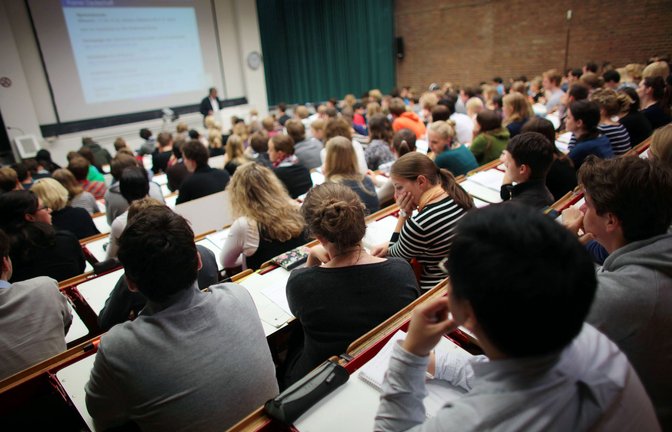 Studierende  im voll besetzten Hörsaal<span class='image-autor'>Foto: dpa/Oliver Berg</span>
