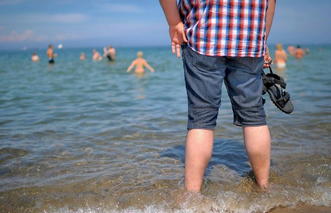 Ein Mann steht im flachen Wasser am Strand der Ostsee. In Mecklenburg-Vorpommern wurde nach Angaben des Landesgesundheitsamtes die erste Vibrionen-Infektion in diesem Jahr registriert.<span class='image-autor'>Foto: Imago/Marc Stinger</span>