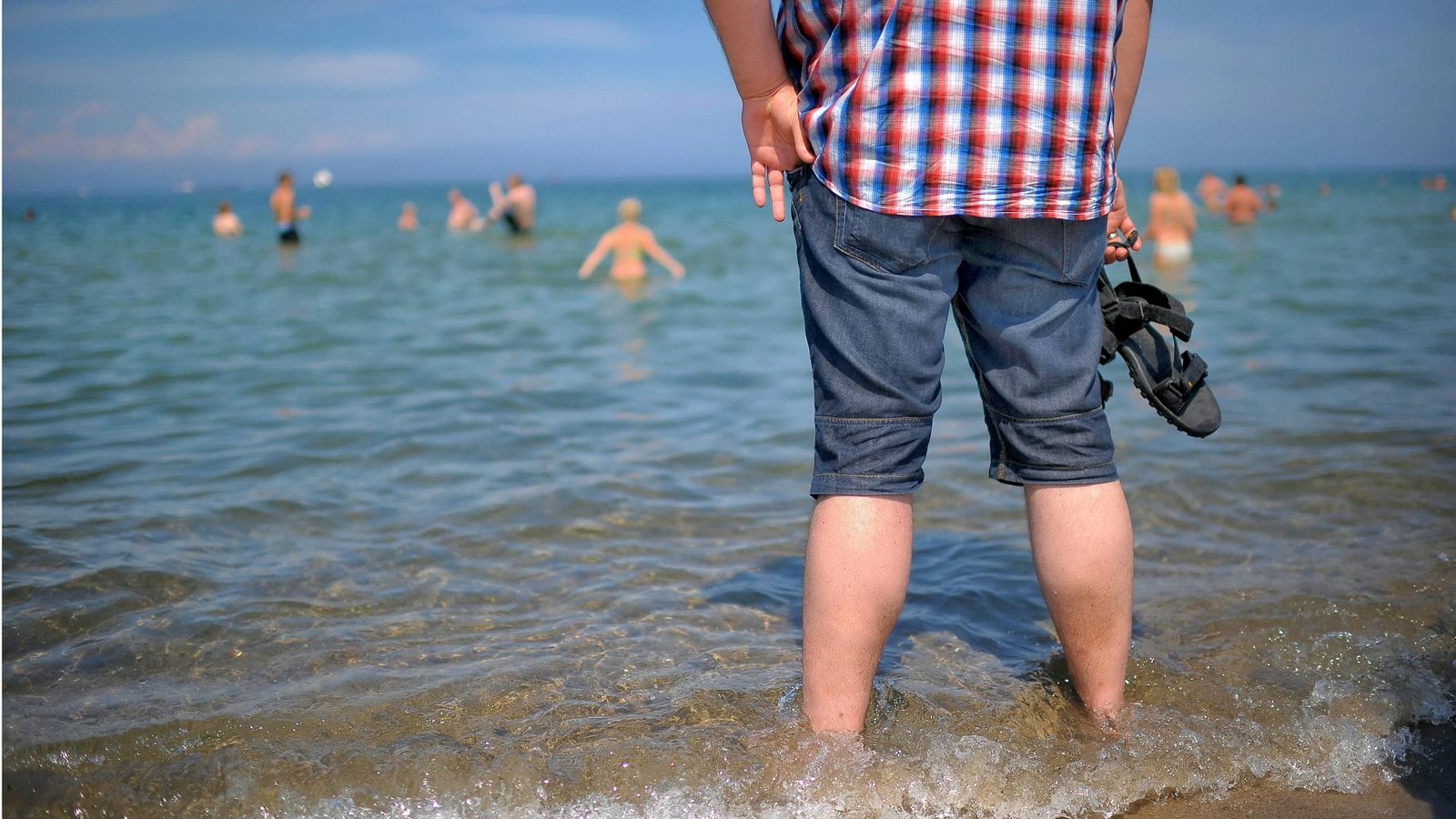 Ein Mann steht im flachen Wasser am Strand der Ostsee. In Mecklenburg-Vorpommern wurde nach Angaben des Landesgesundheitsamtes die erste Vibrionen-Infektion in diesem Jahr registriert.Foto: Imago/Marc Stinger Ein Mann steht im flachen Wasser am Strand der Ostsee. In Mecklenburg-Vorpommern wurde nach Angaben des Landesgesundheitsamtes die erste Vibrionen-Infektion in diesem Jahr registriert.Foto: Imago/Marc Stinger