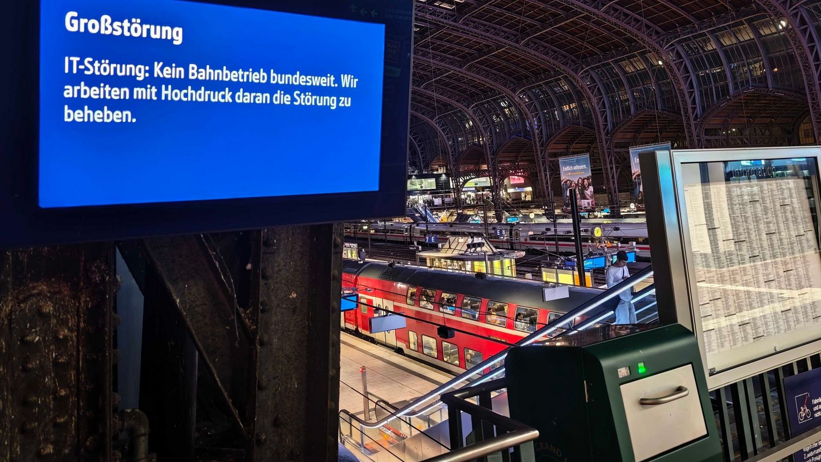 Eine Anzeigetafel im Hauptbahnhof Hamburg zeigt an "Großstörung".Foto: ---/dpa Eine Anzeigetafel im Hauptbahnhof Hamburg zeigt an "Großstörung".Foto: ---/dpa