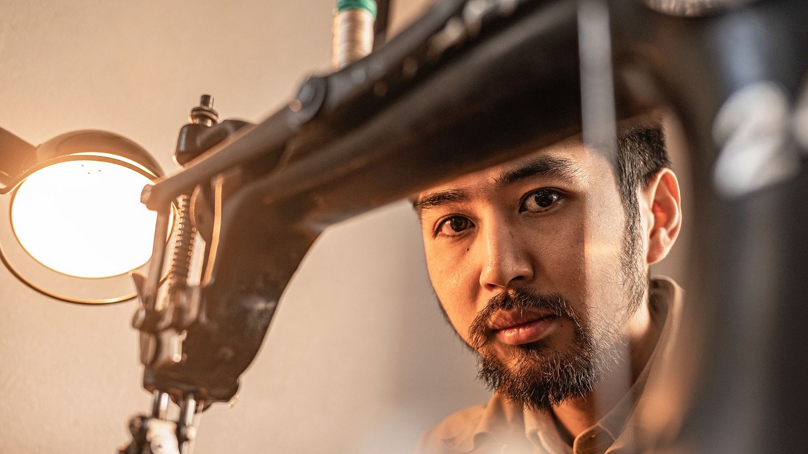 Tradition statt Innovation: Kazuya Kimura stellt mit alten Maschinen seine Herrenschuhe so her wie vor 150 Jahren.
Foto: Merlin Gröber
Luxusgut: Rund zwei Wochen arbeitet Kazuya Kimura an einem Paar Schuhe, umgerechnet 2500 Euro verlangt er dafür.Foto: Merlin Gröber Tradition statt Innovation: Kazuya Kimura stellt mit alten Maschinen seine Herrenschuhe so her wie vor 150 Jahren.
Foto: Merlin Gröber
Luxusgut: Rund zwei Wochen arbeitet Kazuya Kimura an einem Paar Schuhe, umgerechnet 2500 Euro verlangt er dafür.Foto: Merlin Gröber